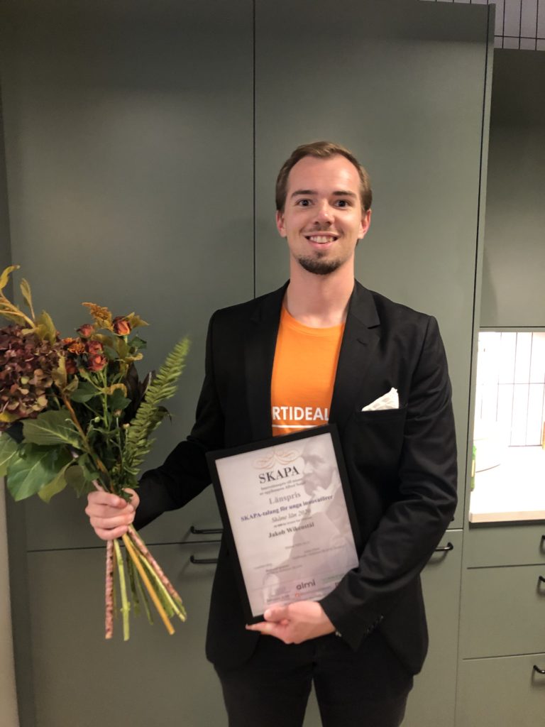 Jakob Wikenstaal, founder of Sportidealisten, receiving the SKAPA Talang award.